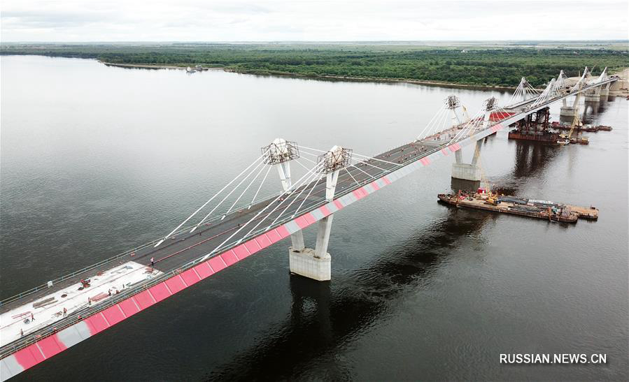 Идет строительство китайско-российского моста через реку Хэйлунцзян 
