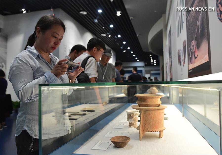 Во вторник в Музее Чжэнчжоу, находящемся в административном центре провинции Хэнань /Центральный Китай/, открылась выставка археологических находок на территории пров. Хэнань за 70 лет, прошедшие с момента основания Китайской Народной Республики /КНР/. 