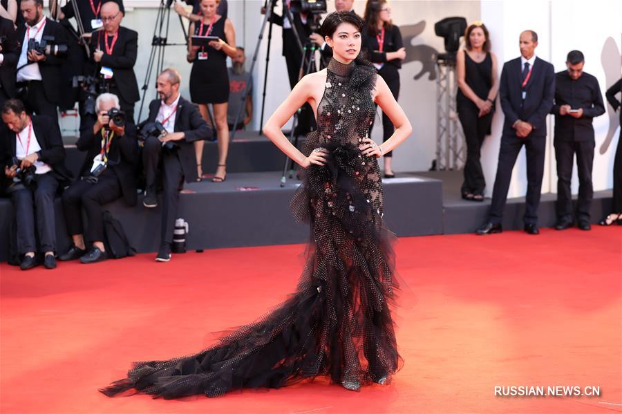 Венецианский кинофестиваль: модный показ на красной ковровой дорожке