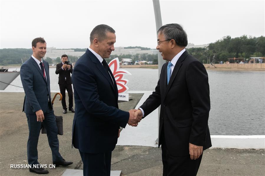 Ху Чуньхуа встретился с вице-премьером РФ Ю. Трутневым 