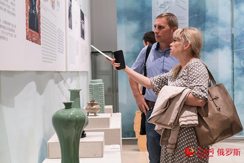 В Москве состоялась церемония открытия Выставки бирюзового фарфора провинции Чжэцзян