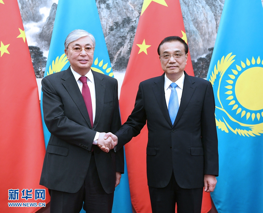Ли Кэцян встретился с президентом Казахстана К.-Ж. Токаевым