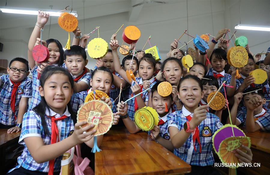 Школьники из Шицзячжуана готовятся к Празднику середины осени 