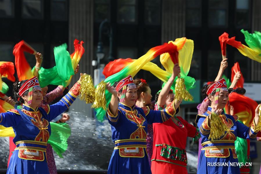 В Нью-Йорке прошел праздничный флешмоб в китайской национальной одежде 