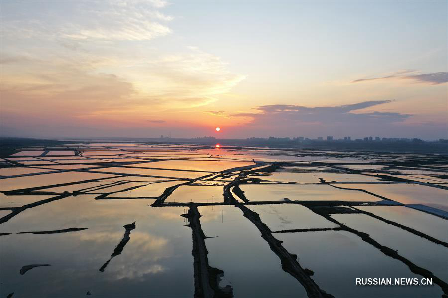Осеннее солнце над солеными озерами в Шаньси