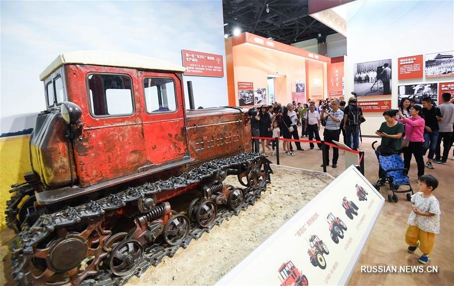 В Пекине для посетителей открылась масштабная выставка достижений Китая за последние 70 лет, прошедшие после образования КНР 