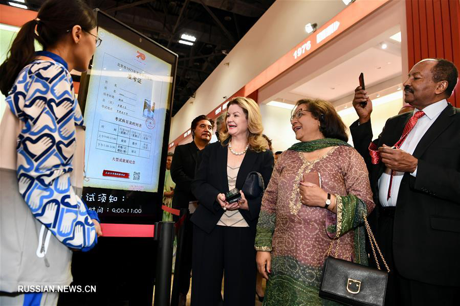 Представители иностранных дипведомств посетили выставку достижений Китая 
