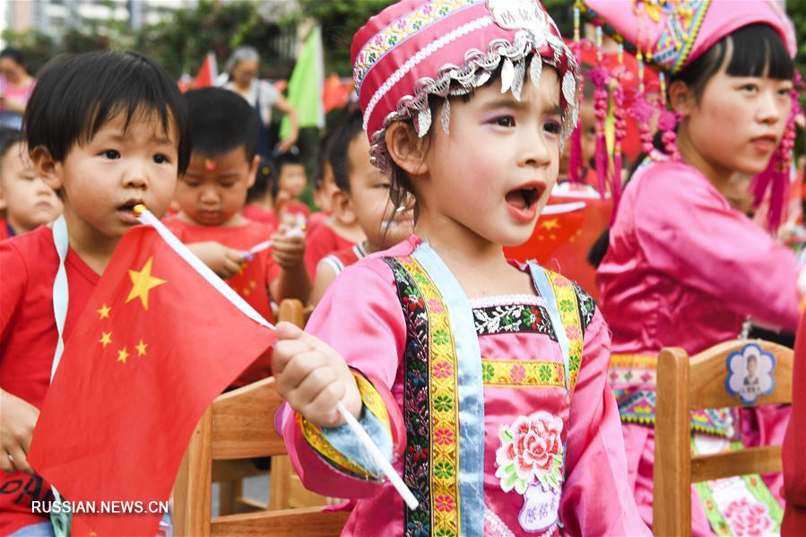 Дети из Наньнина спели в честь Дня образования КНР 