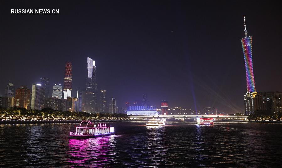 Вечером 28 сентября на обоих берегах реки Чжуцзян в Гуанчжоу /провинция Гуандун, Южный Китай/ было устроено грандиозное световое шоу в честь 70-летия образования КНР. 