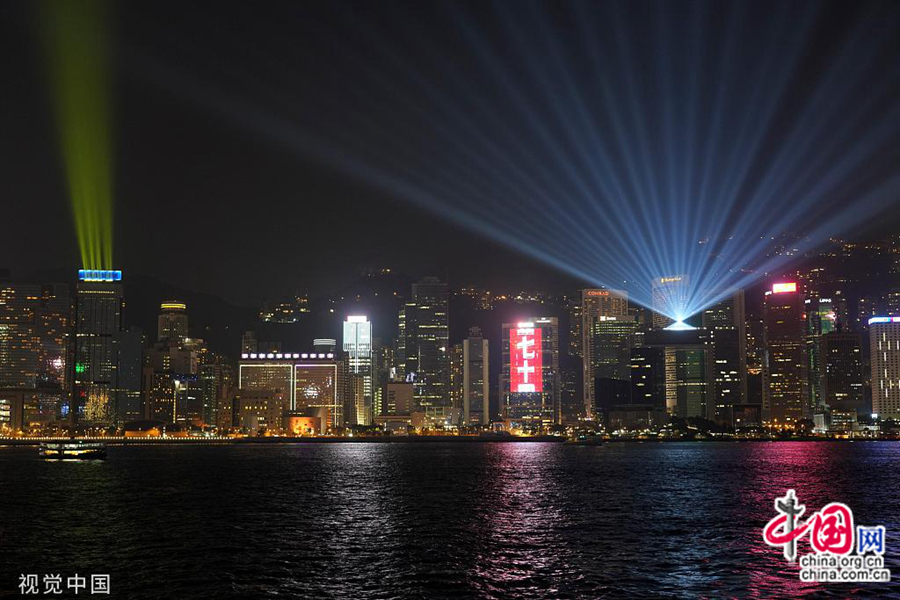 На фото: 27 сентября в Сянгане прошла репетиция специальной версии светового 3D-шоу «Пульсация света над бухтой Виктория» - изменения были внесены в честь Дня образования КНР.