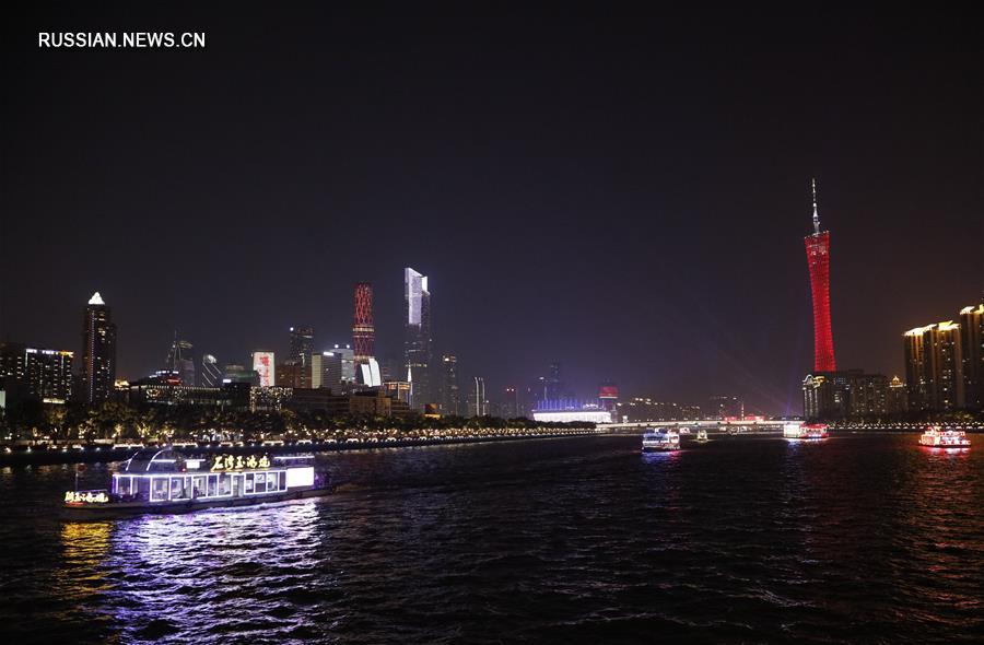 Вечером 28 сентября на обоих берегах реки Чжуцзян в Гуанчжоу /провинция Гуандун, Южный Китай/ было устроено грандиозное световое шоу в честь 70-летия образования КНР. 