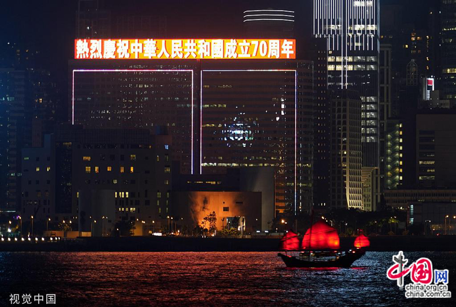 На фото: 27 сентября в Сянгане прошла репетиция специальной версии светового 3D-шоу «Пульсация света над бухтой Виктория» - изменения были внесены в честь Дня образования КНР.