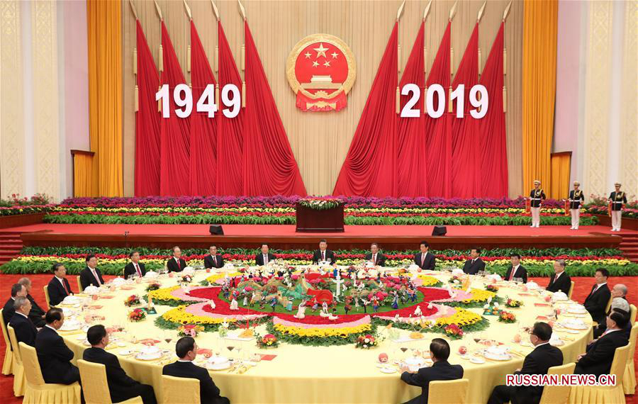 Си Цзиньпин и другие руководители Китая присутствовали на торжественном приеме по случаю 70-летия образования КНР