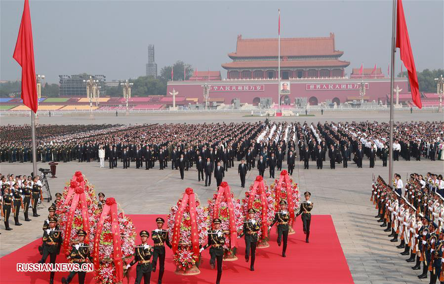 Си Цзиньпин и другие руководители Китая возложили цветы к Памятнику павшим народным героям