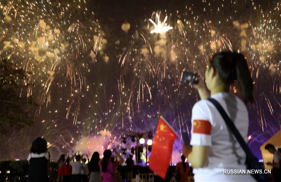 Сверкающие огни праздничных салютов в честь Дня образования КНР 
