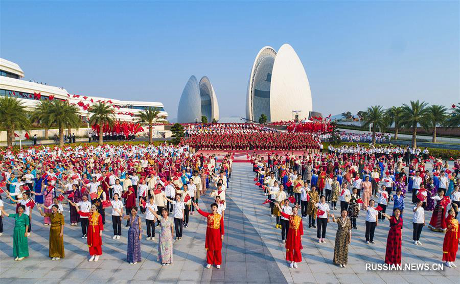 10 тыс жителей Чжухая исполнили песню в честь 70-летия образования КНР 