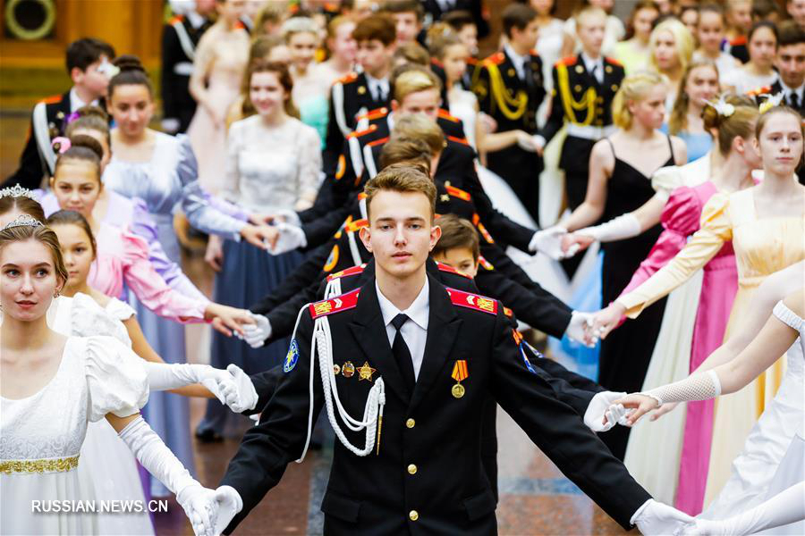 Кадетский бал прошел в Музее Победы в Москве 