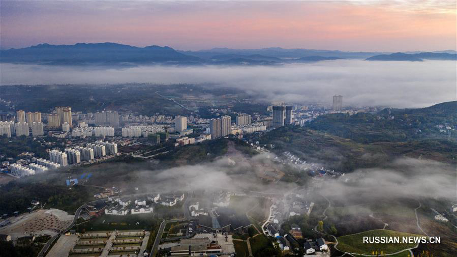 Осенний туман над отдаленным поселком в горах Циньлин 