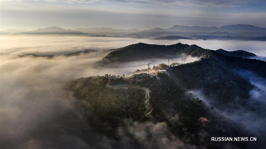 Осенний туман над отдаленным поселком в горах Циньлин 
