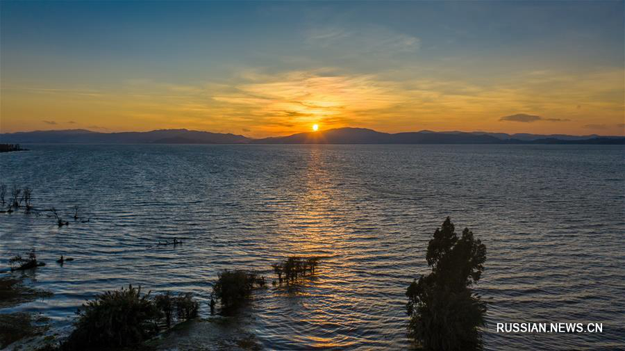 Очарование озера Дяньчи в ясный осенний день 
