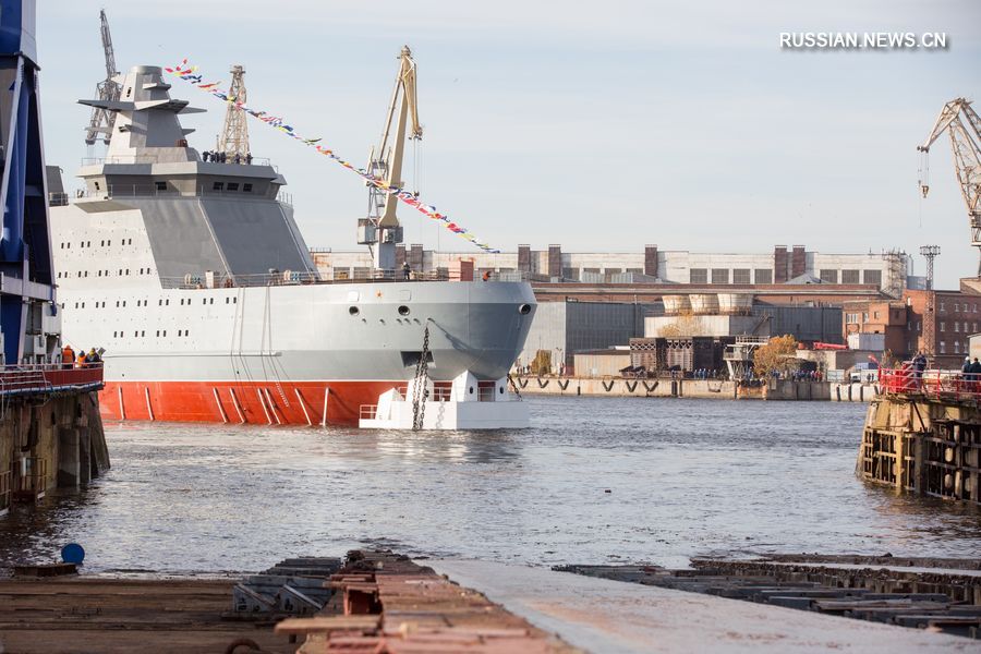 Первый российский патрульный корабль ледового класса проекта 23550 "Иван Папанин" был в пятницу спущен на воду в российском городе Санкт-Петербург.