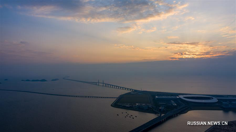 Первая годовщина открытия моста Сянган-Чжухай-Аомэнь -- Три города, одно связующее звено 