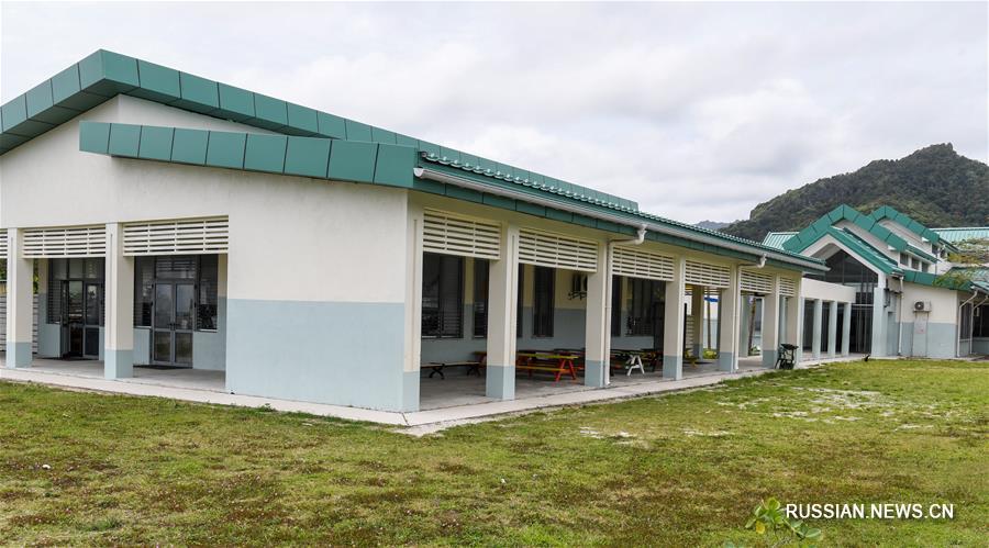 Местные жители ласково зовут эту школу "Нихао", потому что ее официальное название по звучанию напоминает китайское слово "нихао" /"здравствуй"/.