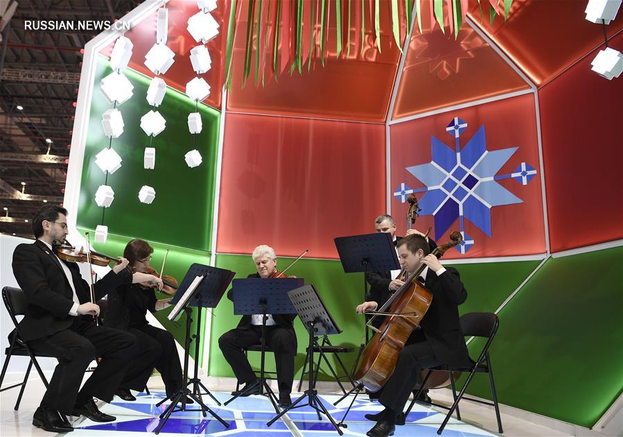 На фото -- концерт классической музыки в национальном павильоне Беларуси. 