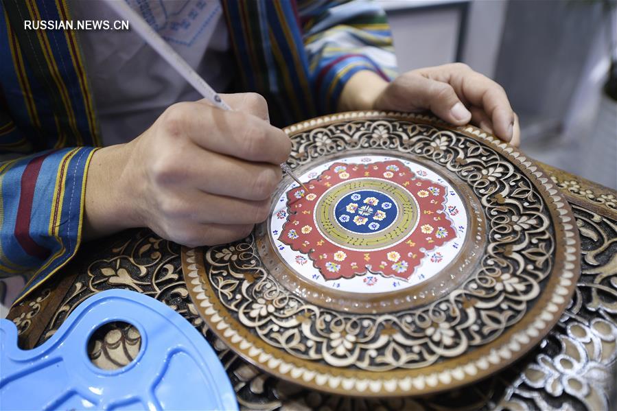 На фото -- презентация традиционных ремесел в национальном павильоне Узбекистана. 