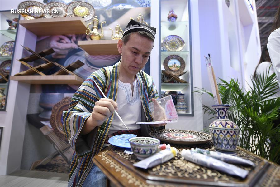 На фото -- презентация традиционных ремесел в национальном павильоне Узбекистана. 