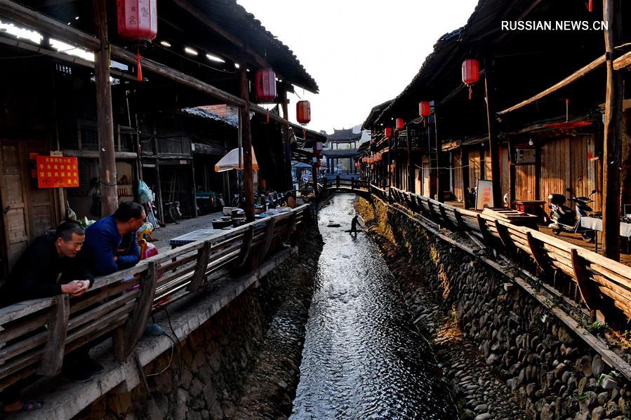 Рукотворный канал, старинные дома, улицы и летние беседки создали уникальный, неповторимый облик этой водной деревни на правобережье Янцзы. 
