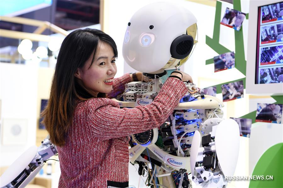 На фото -- посетительница обнимается с роботом Roboy, разработанным немецкой компанией Infineon Technologies. 