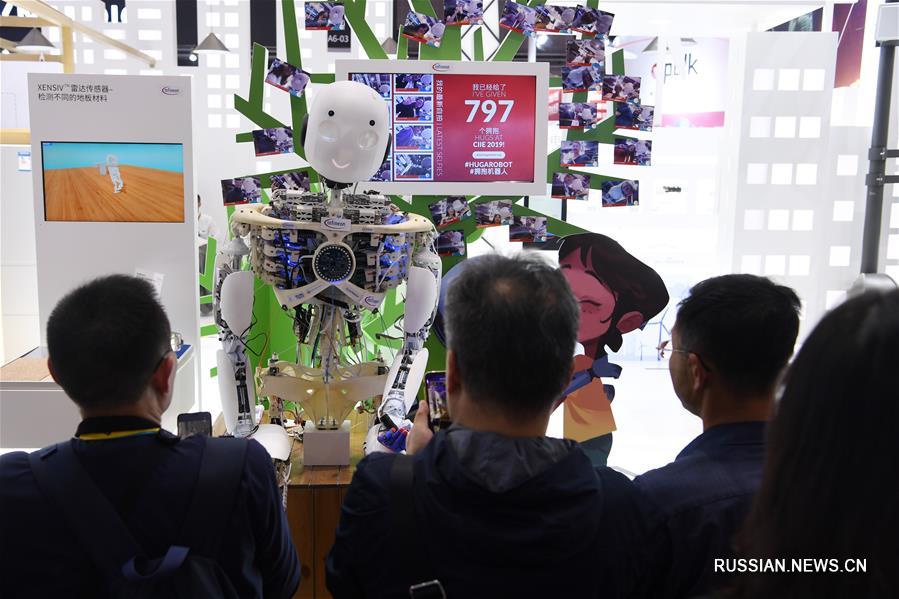 На фото -- посетители знакомятся с роботом Roboy, разработанным немецкой компанией Infineon Technologies. 