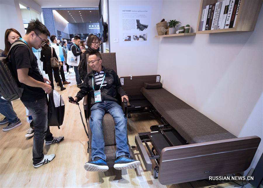  На фото -- "кровать, помогающая встать с кровати" -- разработанная компанией Panasonic роботизированная кровать, часть которой при необходимости превращается в инвалидное кресло.