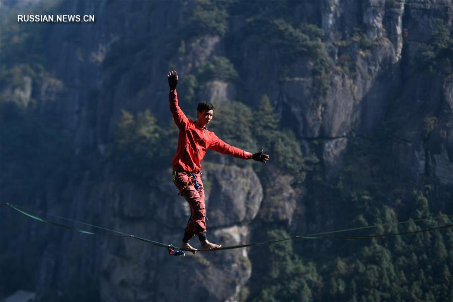 Шестое всемирное соревнование по слэклайну на большой высоте прошло в уезде Сяньцзюй провинции Чжэцзян 