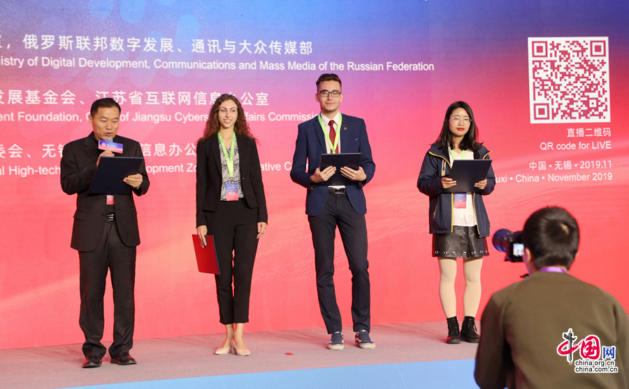 На фото: вручение сертификатов участникам китайско-российского молодежного лагеря обменов в сфере новых медиа.