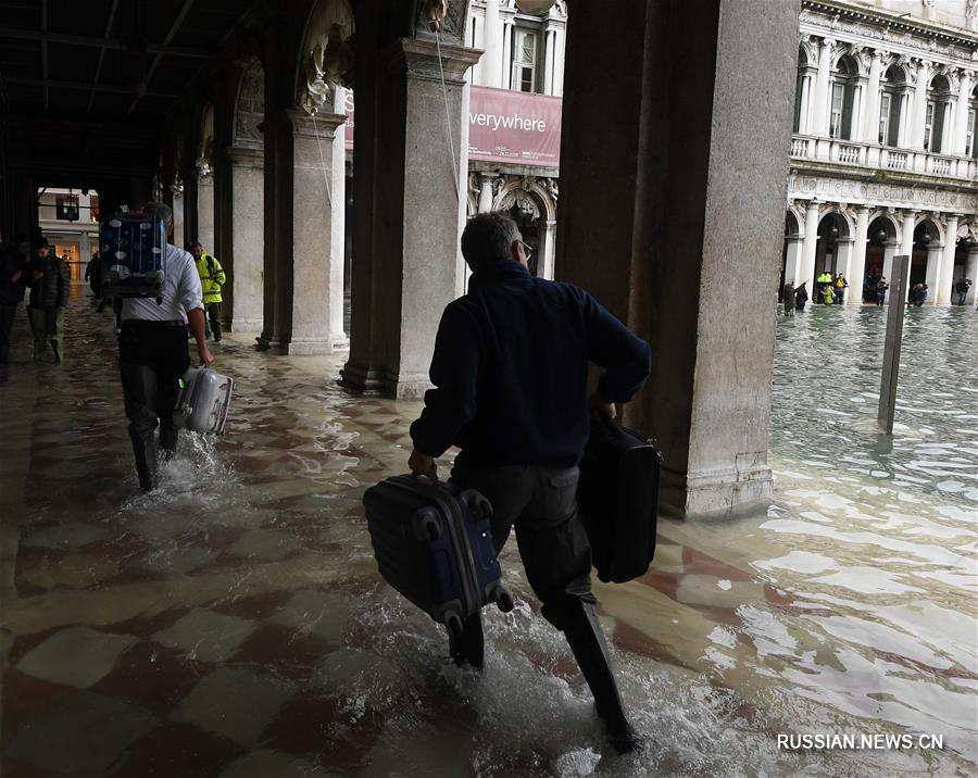 В Венеции продолжается наводнение 
