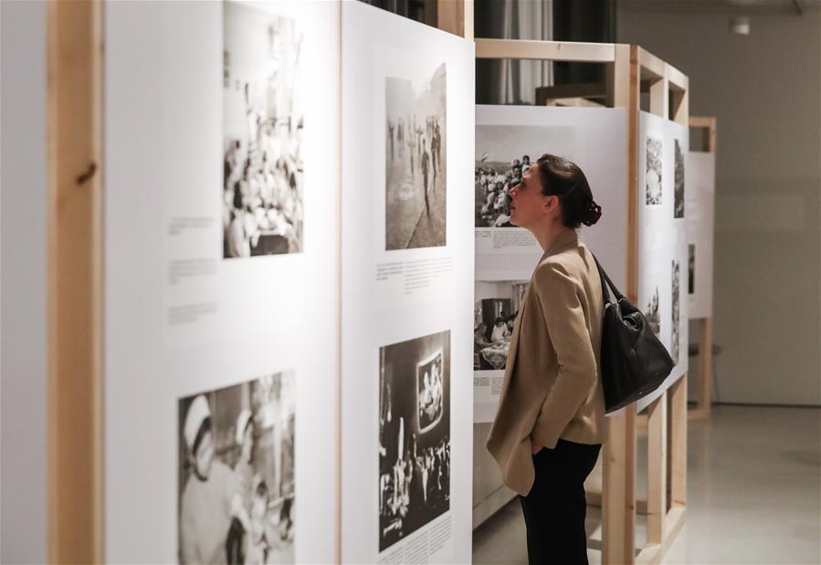 Фотовыставка "Стремление к лучшей жизни. К 70-летию основания Нового Китая" открылась накануне вечером в немецкой столице. 
