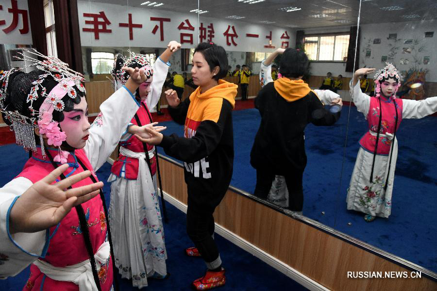 Уроки пекинской оперы в школах Циндао 