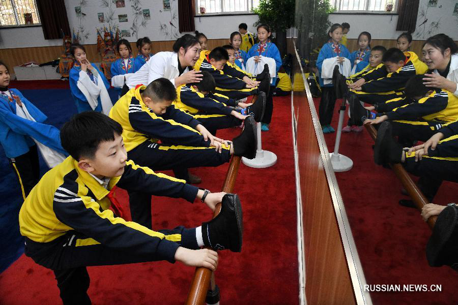 Уроки пекинской оперы в школах Циндао 