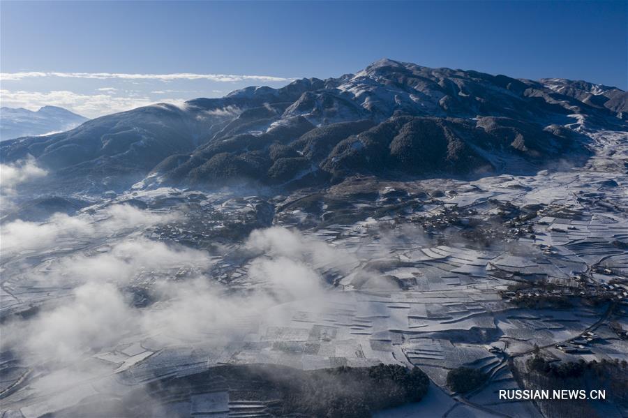 Недавно в поселке Тэмули уезда Буто Ляншань-Ийского автономного округа провинции Сычуань /Юго-Западный Китай/ выпал снег. Природа, покрытая "серебром", напоминает сказочный мир.