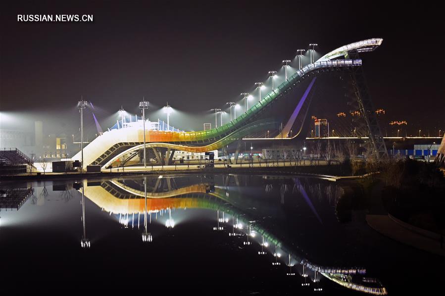  На большом трамплине Shougang Group -- месте проведения состязаний по прыжкам с трамплина во время зимней Олимпиады-2022 в Пекине -- 6 декабря вечером зажглась красочная иллюминация.