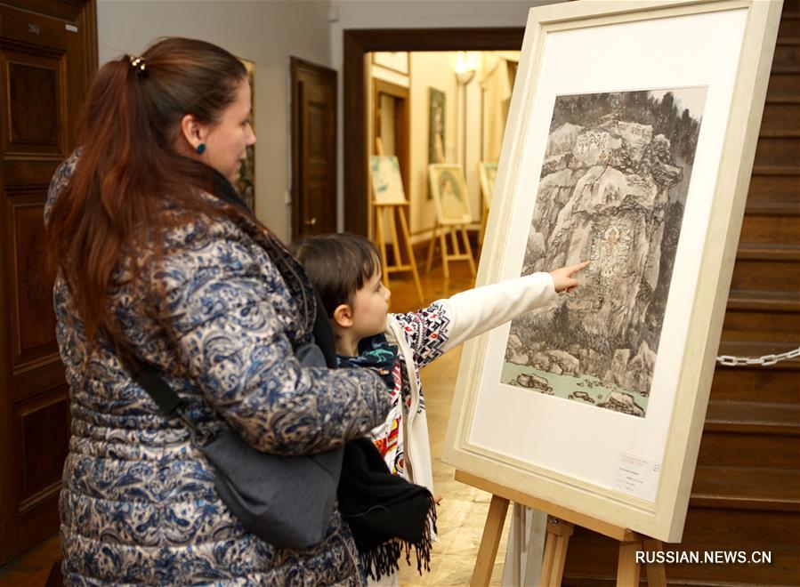 Выставка современной китайской национальной живописи "гохуа" -- часть мирового экспозиционного тура -- открылась накануне в Музее чешского кубизма в Праге. На фото -- посетители рассматривают экспонаты выставки. 