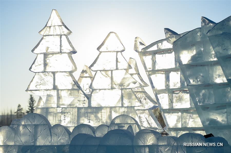 Изящные ледяные композиции украсили парк в Хулун-Буире
