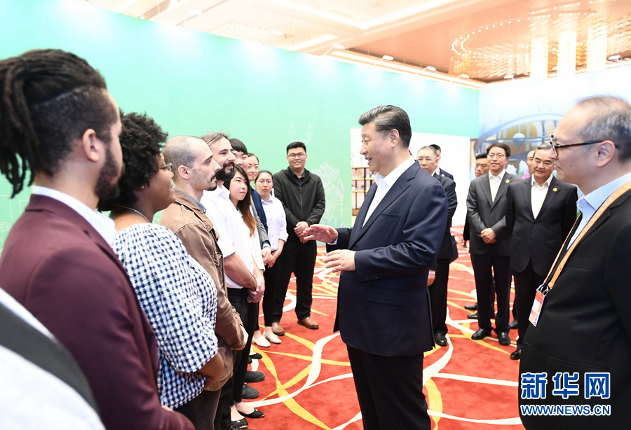 Си Цзиньпин посетил сервисную платформу для коммерческого и торгового сотрудничества между Китаем и португалоязычными странами