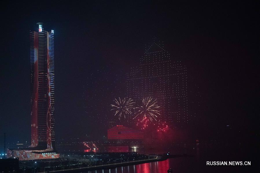 В честь 20-летней годовщины возвращения Аомэня в лоно Родины сегодня вечером в специальном административном районе Аомэнь и городе Чжухай провинции Гуандун /Южный Китай/ было впервые устроено совместное пиротехническое шоу. 