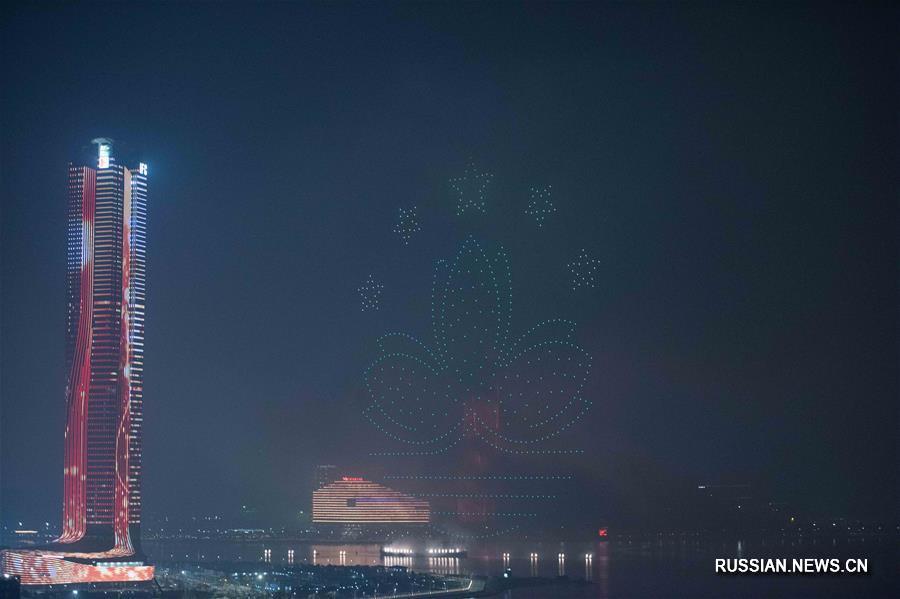 В честь 20-летней годовщины возвращения Аомэня в лоно Родины сегодня вечером в специальном административном районе Аомэнь и городе Чжухай провинции Гуандун /Южный Китай/ было впервые устроено совместное пиротехническое шоу. 