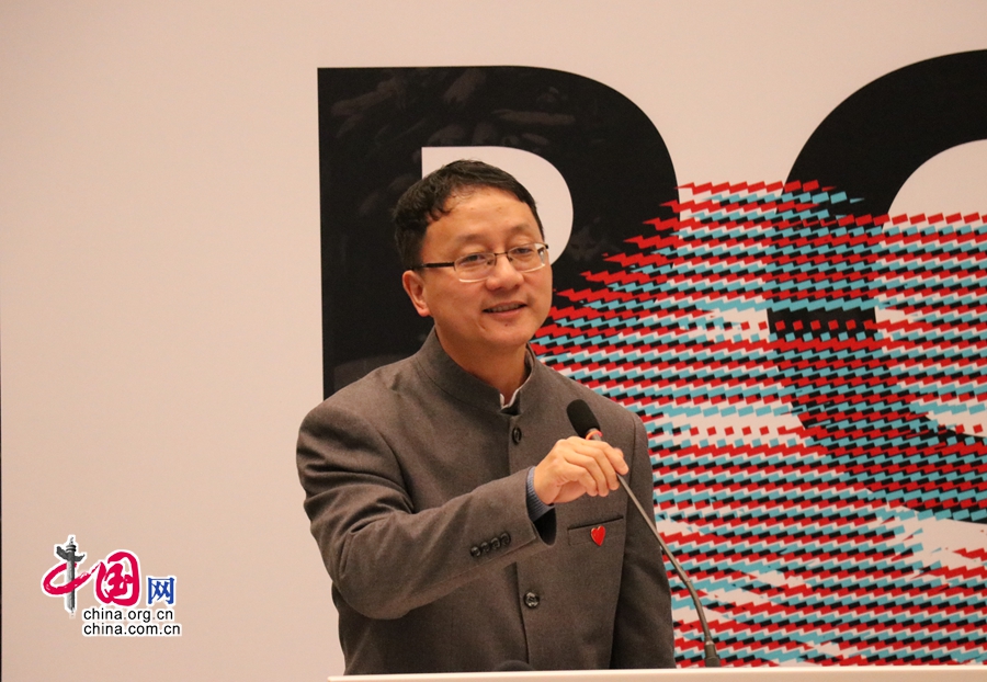 На фото: Директор Департамента политического планирования Министерства иностранных дел Лю Цзиньсун торжественно объявляет об открытии выставки.