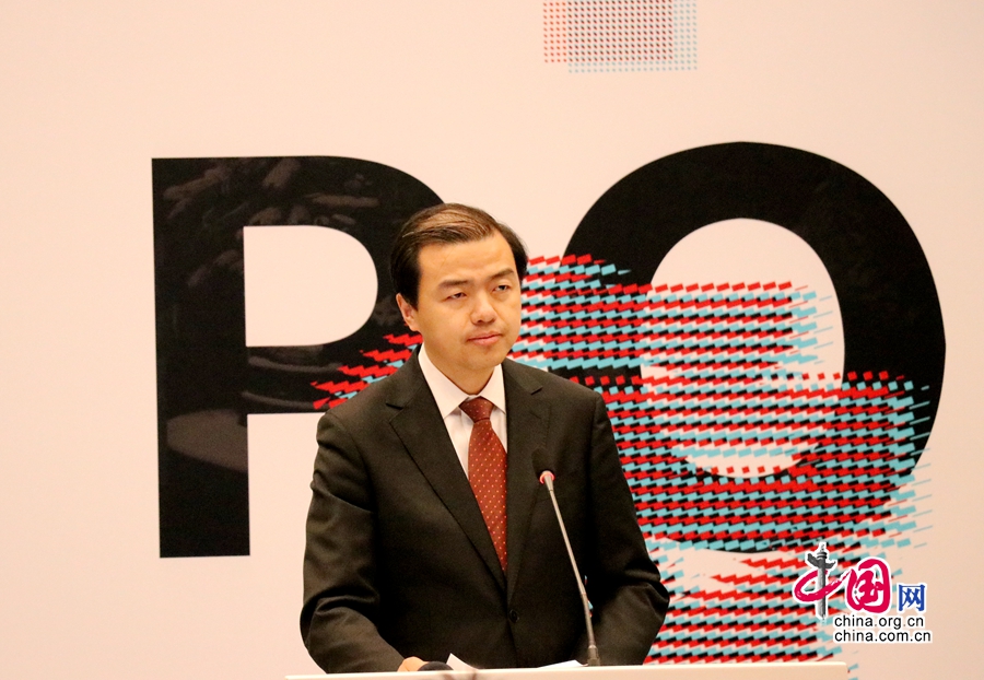На фото: Заместитель секретаря парткома Университета Цинхуа Сян Ботао выступает с речью на церемонии открытия выставки.