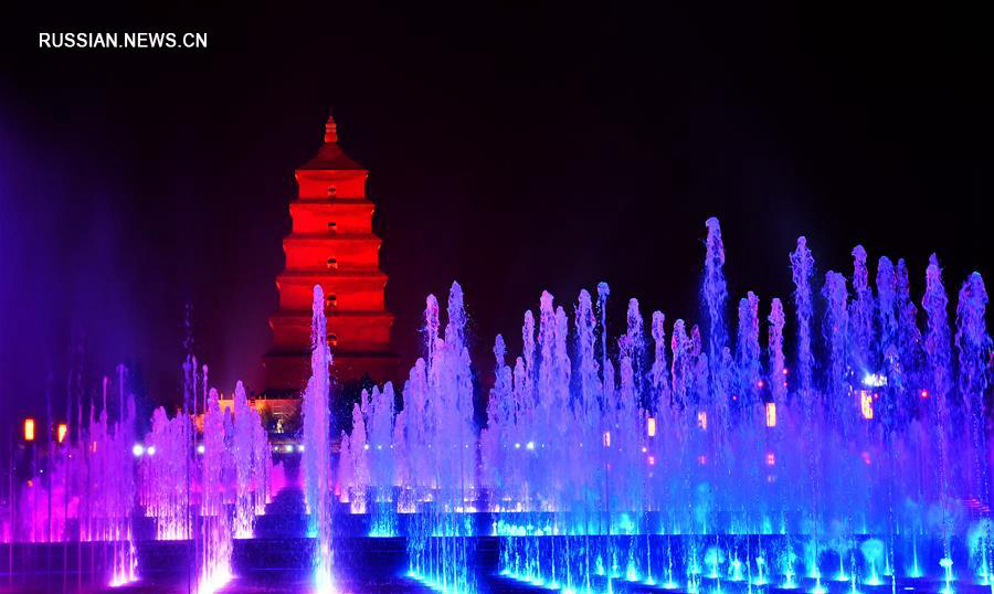 Новогоднее световое шоу в городе Сиань 